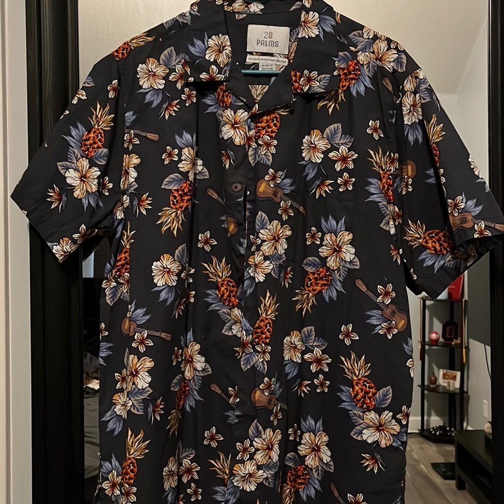 Men’s island print top